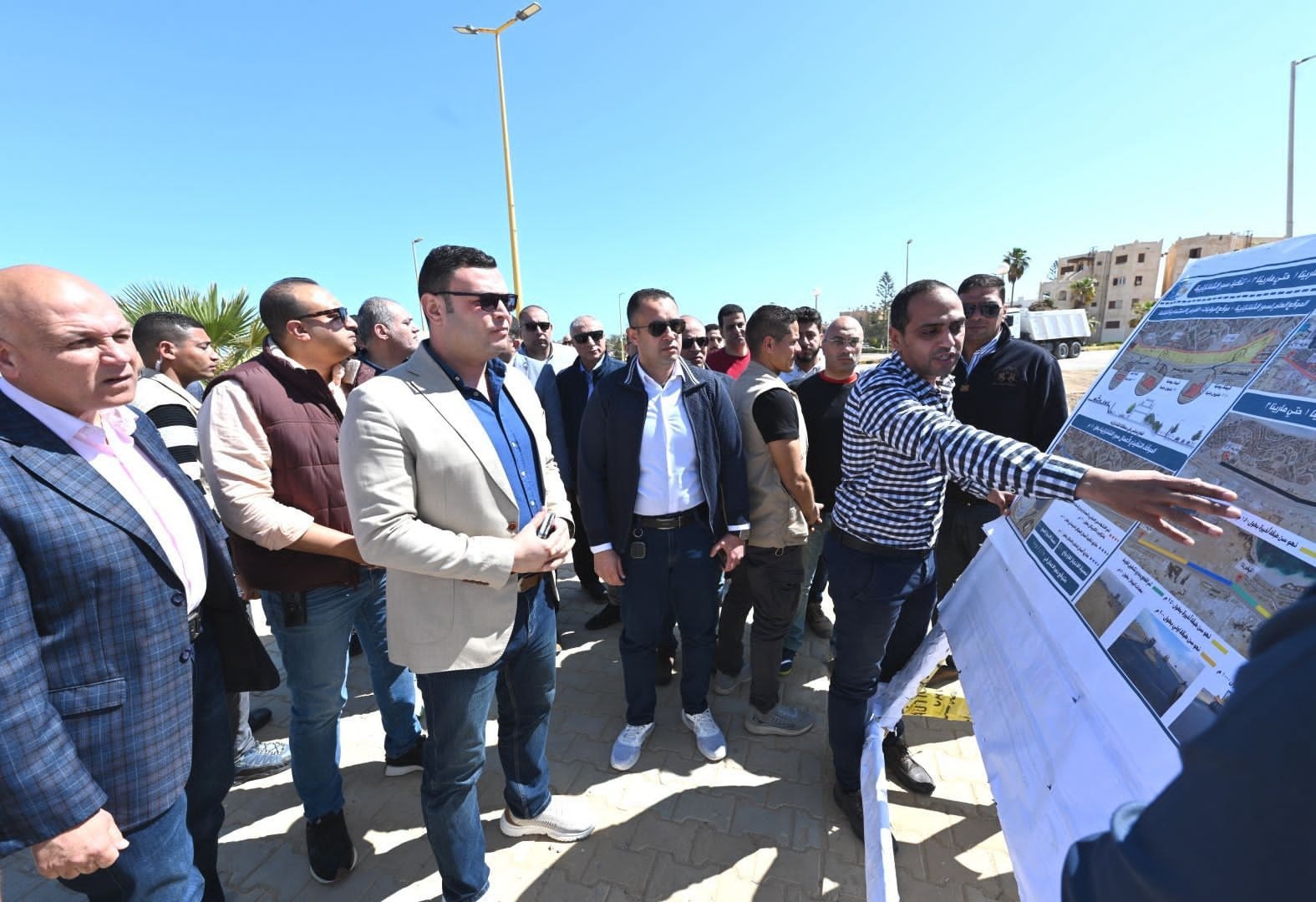 الشربيني يتفقد أعمال رفع كفاءة الطرق وإنشاء سور الشانزلزيه بمركز مارينا العلمين السياحي