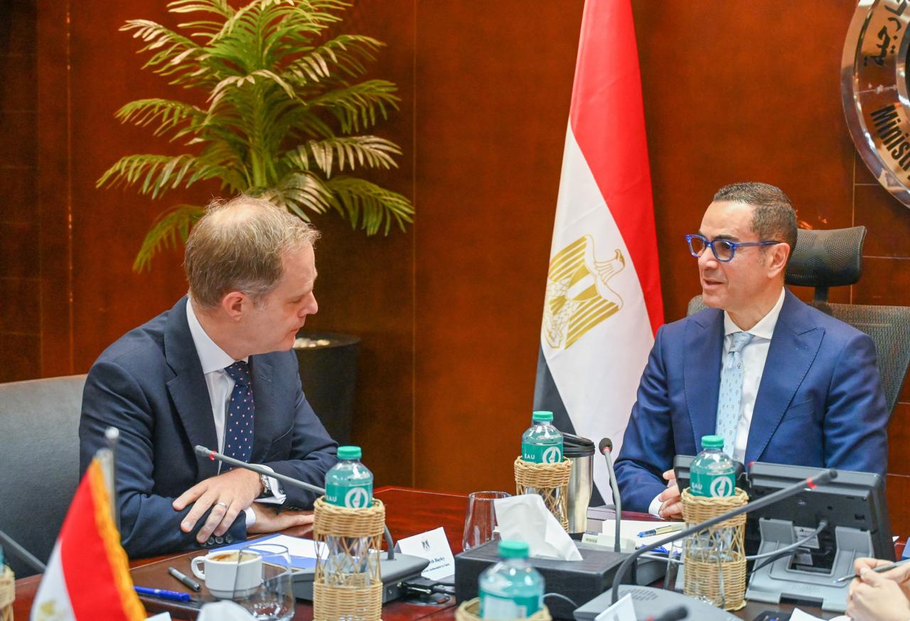 وزير الاستثمار والتجارة الخارجية يلتقي السفير البريطاني بالقاهرة