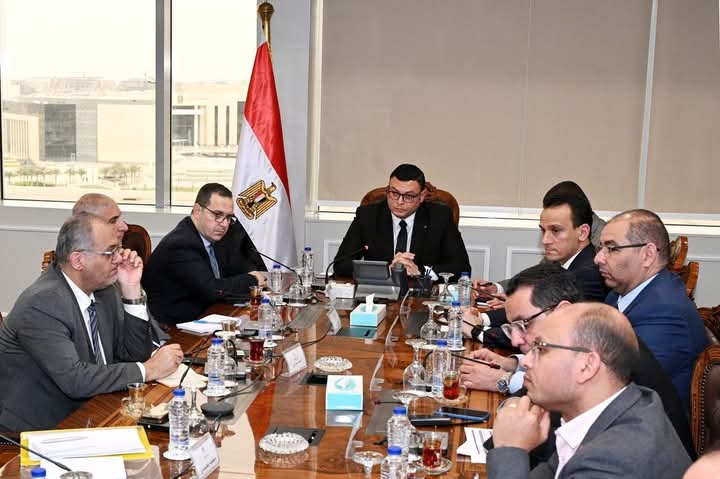 وزير الإسكان يستعرض الفرص الاستثمارية مع شركة فاوندرز في المدن الجديدة