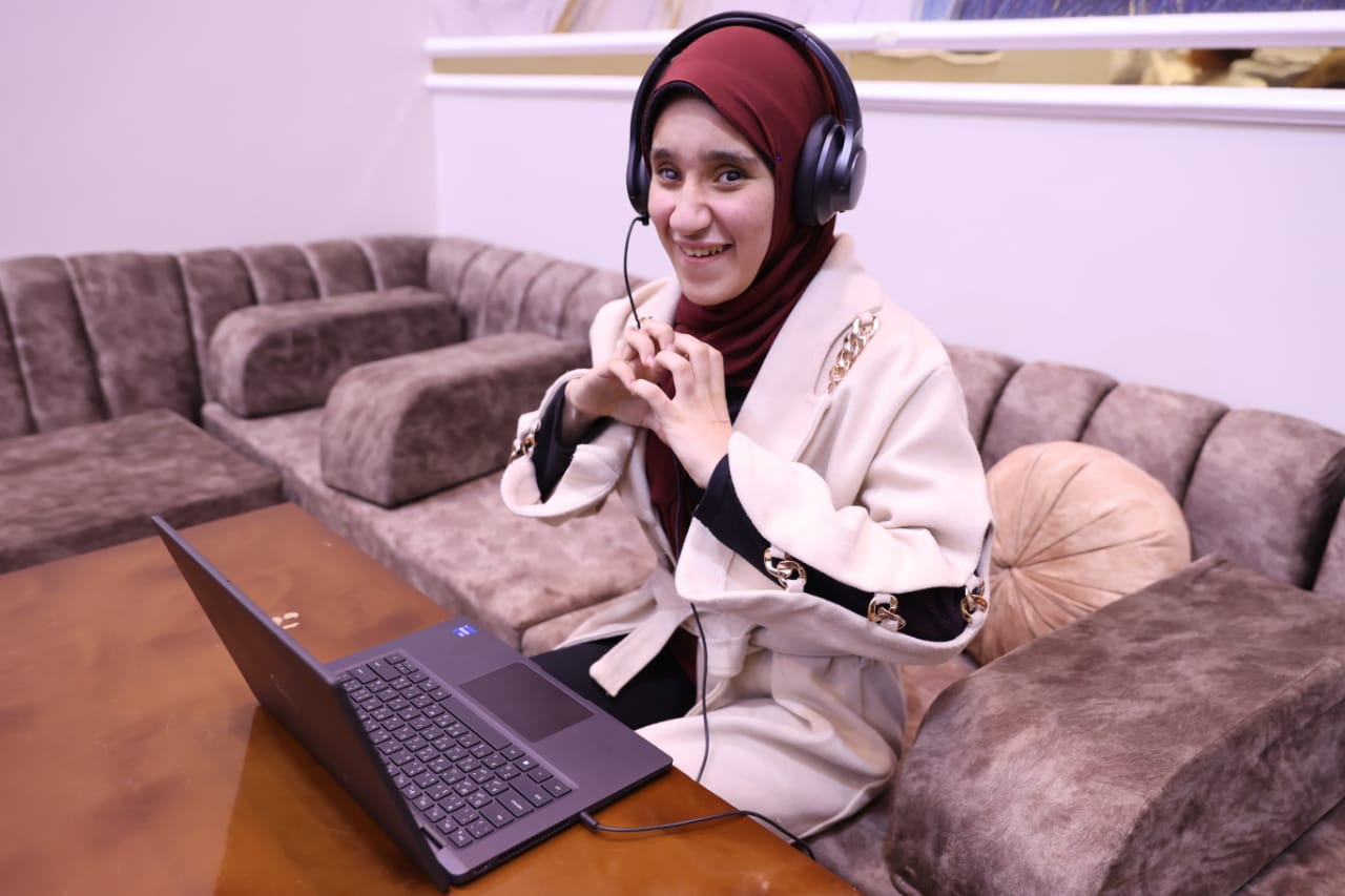وزارة الاتصالات تسلم طالبة كفيفة "لابتوب" وتقدم لها منحة تدريبية لتحقيق حلمها في دراسة البرمجة