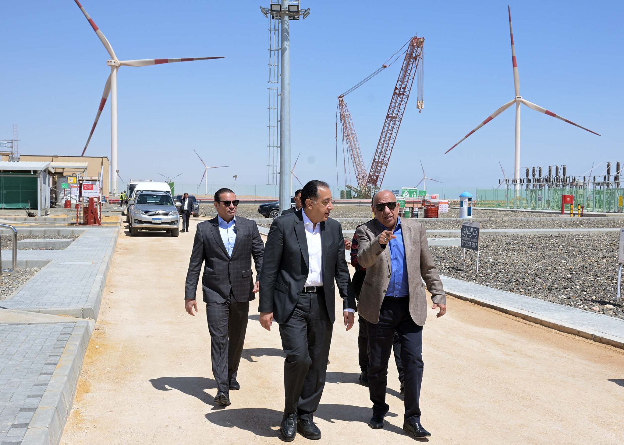 مدبولي يتفقد مشروعات توليد الكهرباء من طاقة الرياح برأس غارب