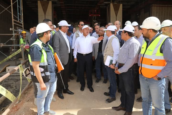 الوزير يتفقد الخط الأول من شبكة القطار الكهربائي السريع لمتابعة تشطيبات المحطات