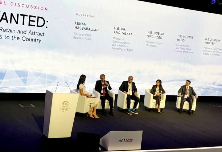 وزير الاتصالات يبحث في الإمارات تعزيز التعاون في مجال الذكاء الاصطناعي