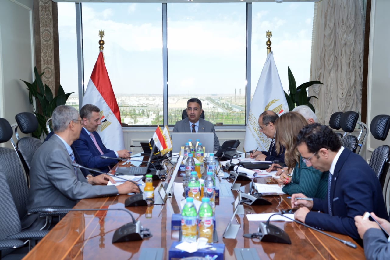 وزير التموين يجتمع مع رئيس شركة مصر للزيوت والصابون لمتابعة خطط دعم السوق