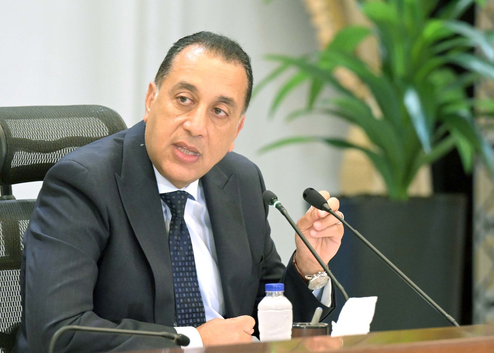 رئيس الوزراء يتفقد استعدادات البنية التحتية لاستيراد الغاز بالسخنة