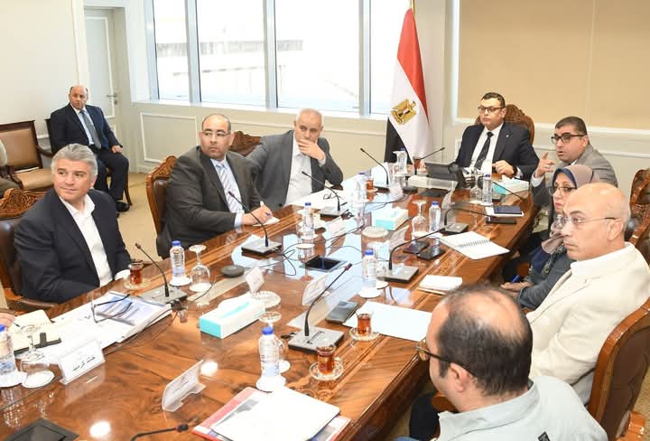 الإسكان تتابع مع أبناء حسن علام الموقف التنفيذي لمشروعات الشركة