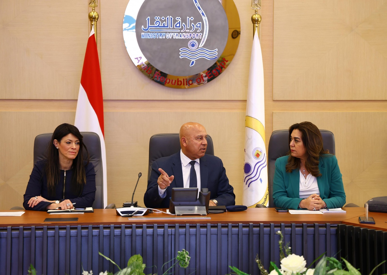 اجتماع وزاري ثلاثي مع الشركات المنفذة لمرافق مشروعات التنمية الصناعية بالصعيد