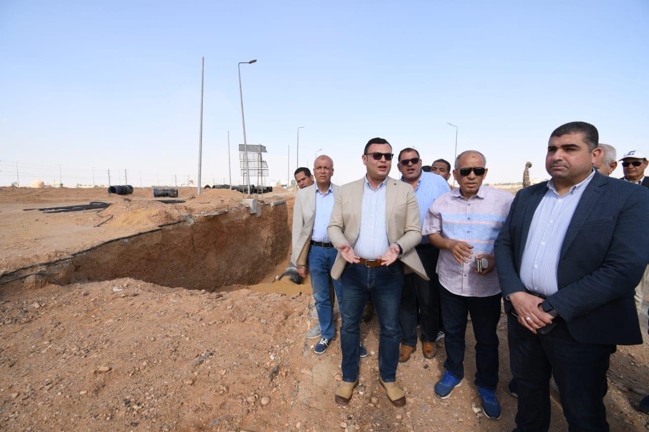وزير الإسكان يستكمل جولته اليوم بتفقد محاور وطرق مدينة الشروق