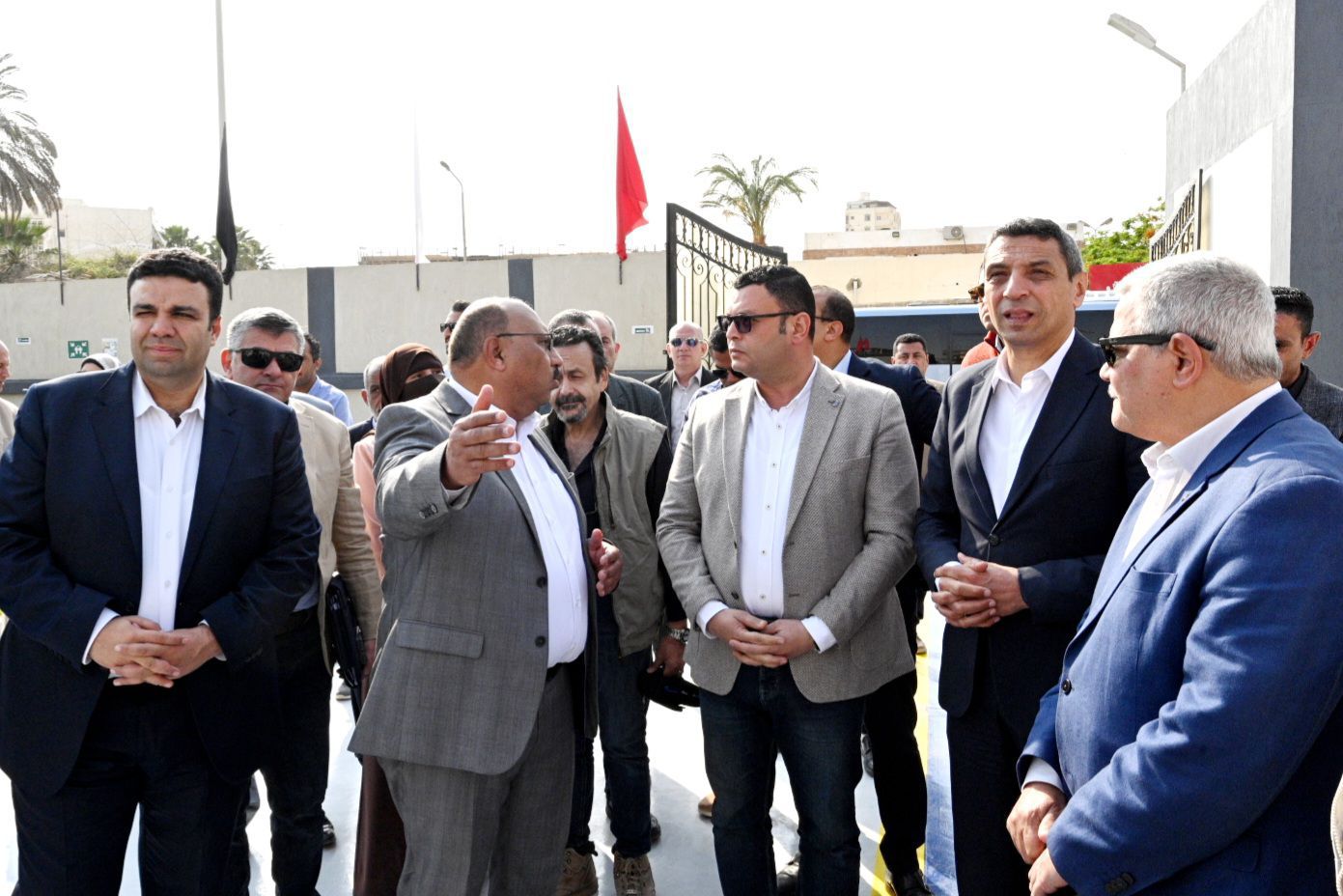 وزير الإسكان ومحافظ السويس يتفقدان محطتي رفع صرف صحى بحي السويس
