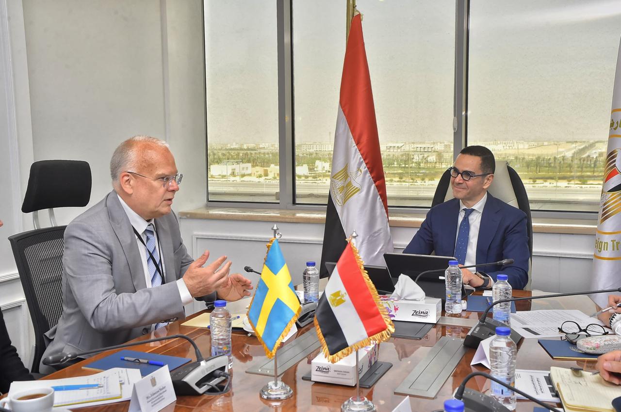 حسن الخطيب يلتقي السفير السويدي بالقاهرة لبحث سبل تعزيز العلاقات الاقتصادية بين البلدين