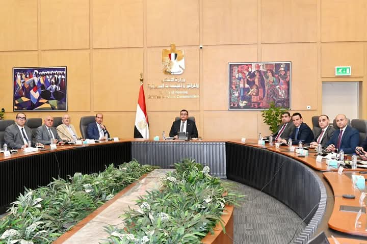 وزير الإسكان يجتمع مع الشركات المنفذة لمشروع التجلي الأعظم بكاترين