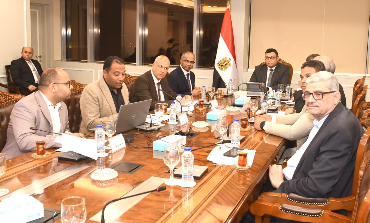 وزير الإسكان يتابع منظومة مياه الشرب بمدن شرق وغرب القاهرة استعدادا لفصل الصيف