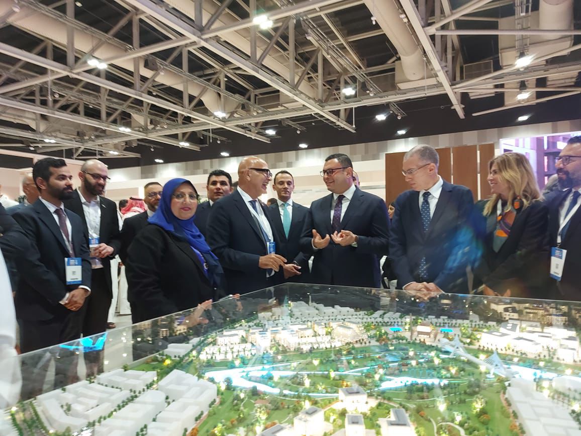 وزير الإسكان يصل إلى مسقط ويُشارك في افتتاح معرض ومؤتمر عُمان العقاري وأسبوع التصميم والبناء العشرين