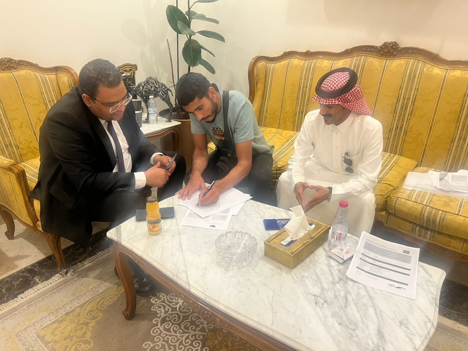 وزير العمل يعلن إنهاء أزمة عمال مصريين مع صاحب عمل سعودي