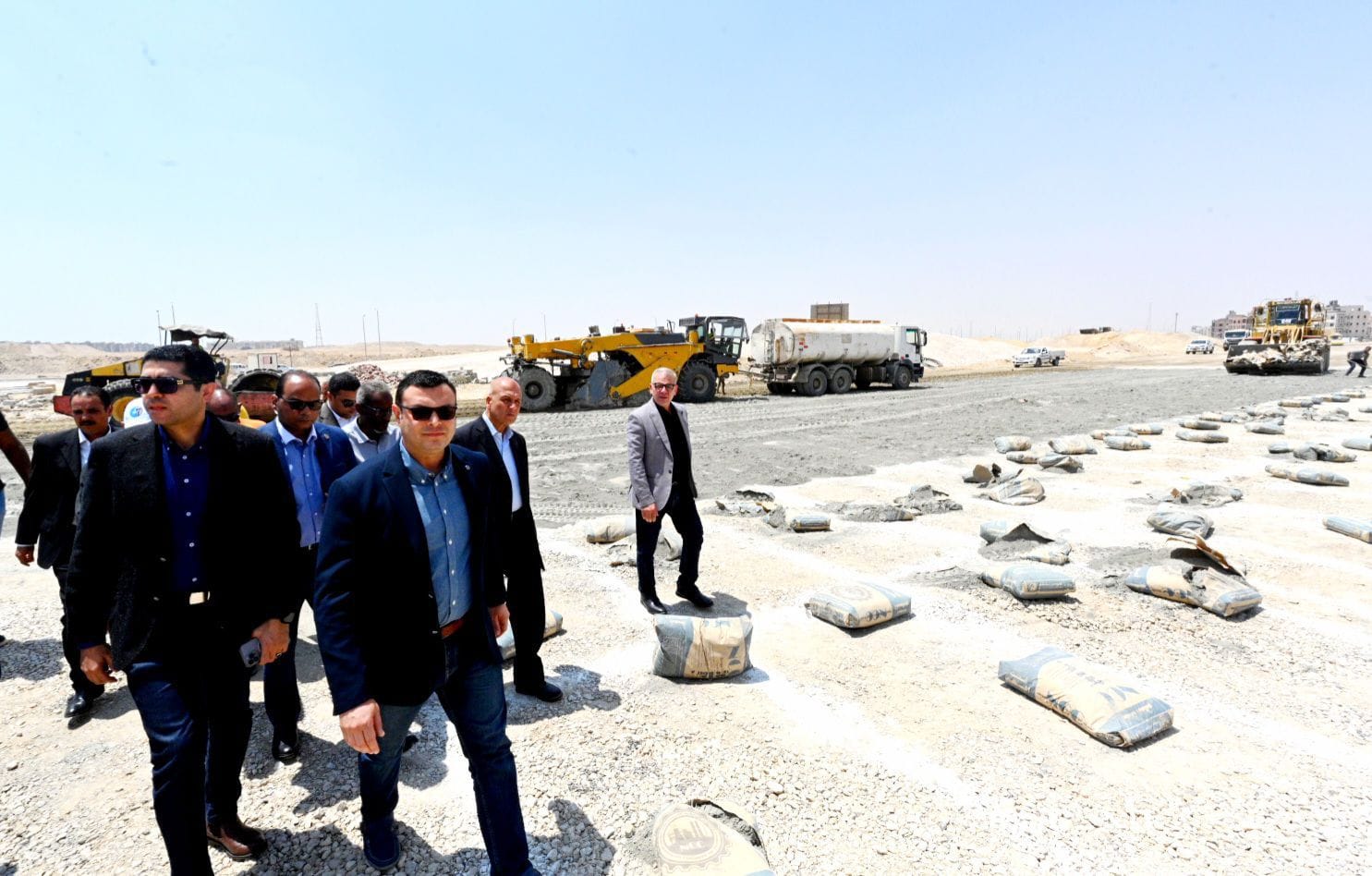 وزير الإسكان يتفقد طرق العاصمة الإدارية .. وبدء تطوير محور التسعين الجنوبي