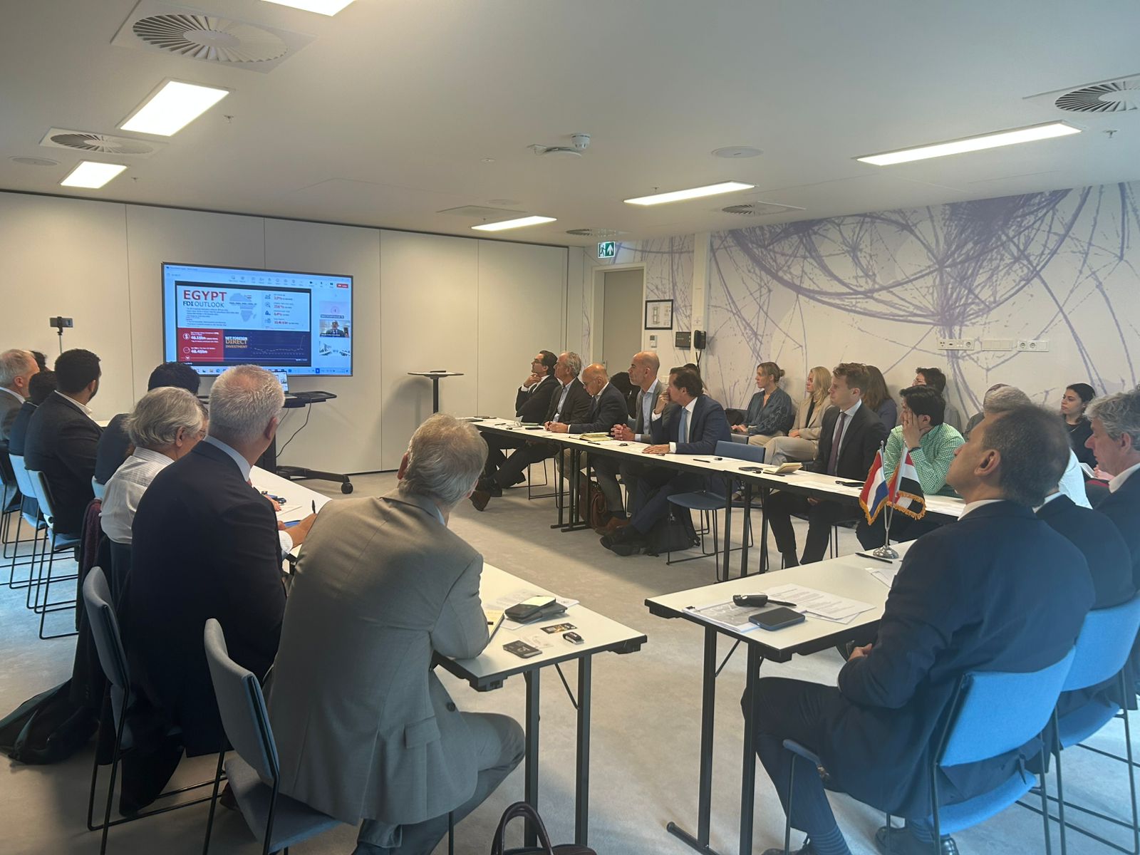 الهيئة العامة للاستثمار والمناطق الحرة تبحث مستقبل الاستثمارات الهولندية في إعادة تدوير المخلفات