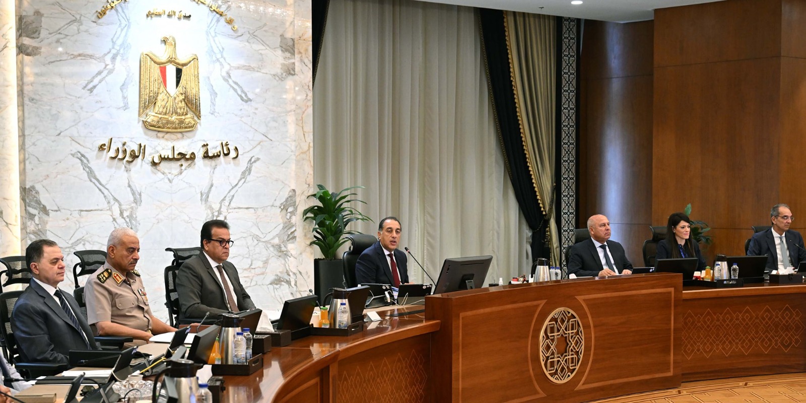 رئيس الوزراء يطمئن المصريين ويدعوهم لترشيد الكهرباء