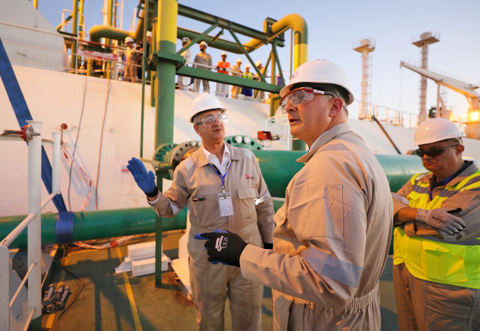 تجهيز سفينة التغييز إينيرجوس إسكيمو تمهيدًا لتحركها وربطها على رصيف سوميد بالسخنة