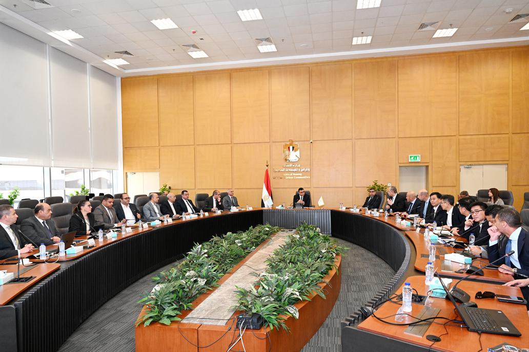 وزير الإسكان يعقد اجتماعاً لمتابعة موقف منطقة الأعمال المركزية بالعاصمة الإدارية الجديدة