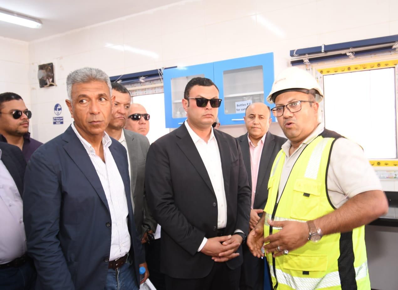 وزير الإسكان ومحافظ القليوبية يتفقدان محطات المياه و الصرف في شبين القناطر