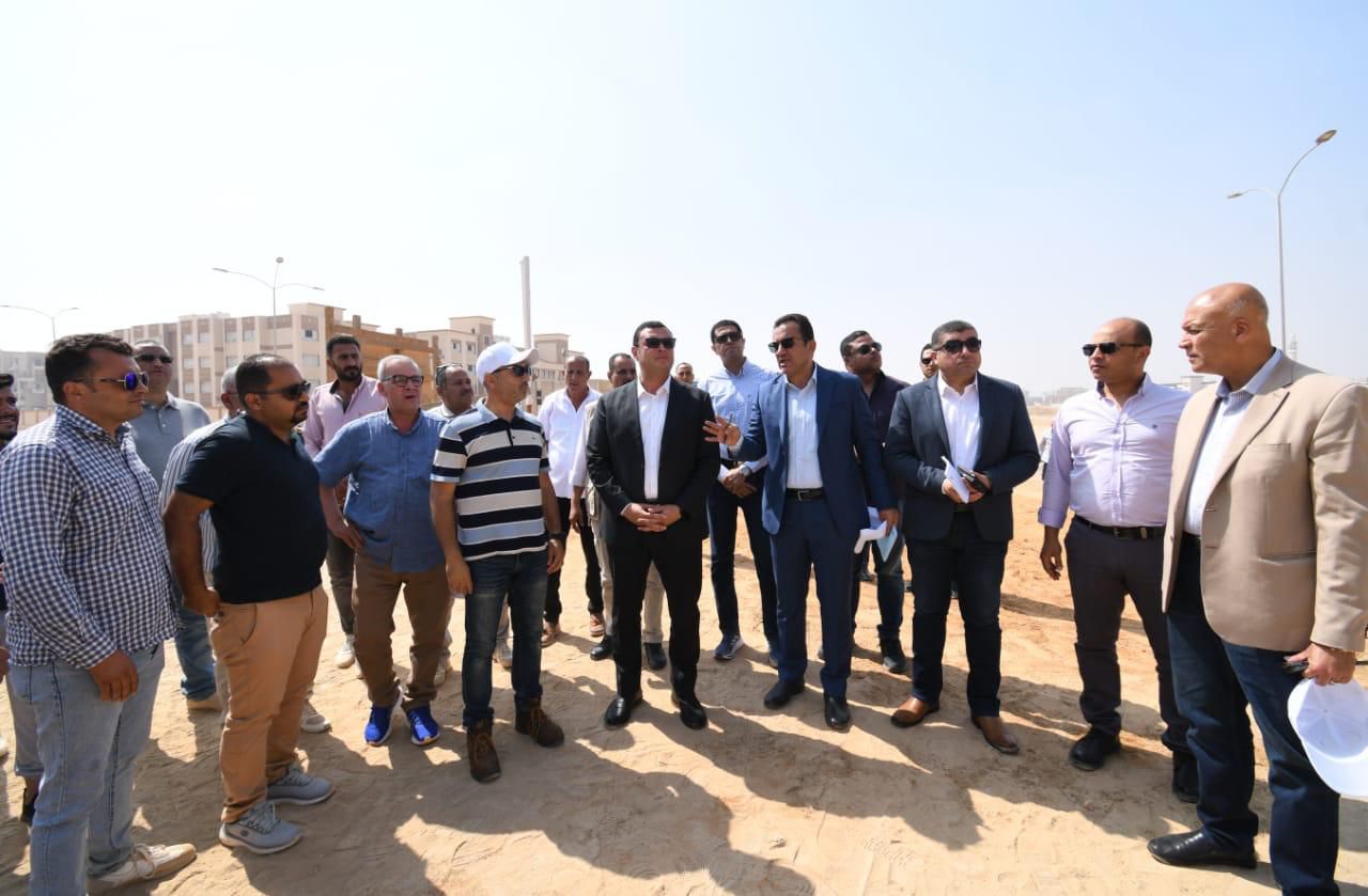 وزير الإسكان يبدأ جولة تفقدية بالعاشر من رمضان ويتفقد الطرق والمحاور ومشروع ديارنا السكني بالمدينة