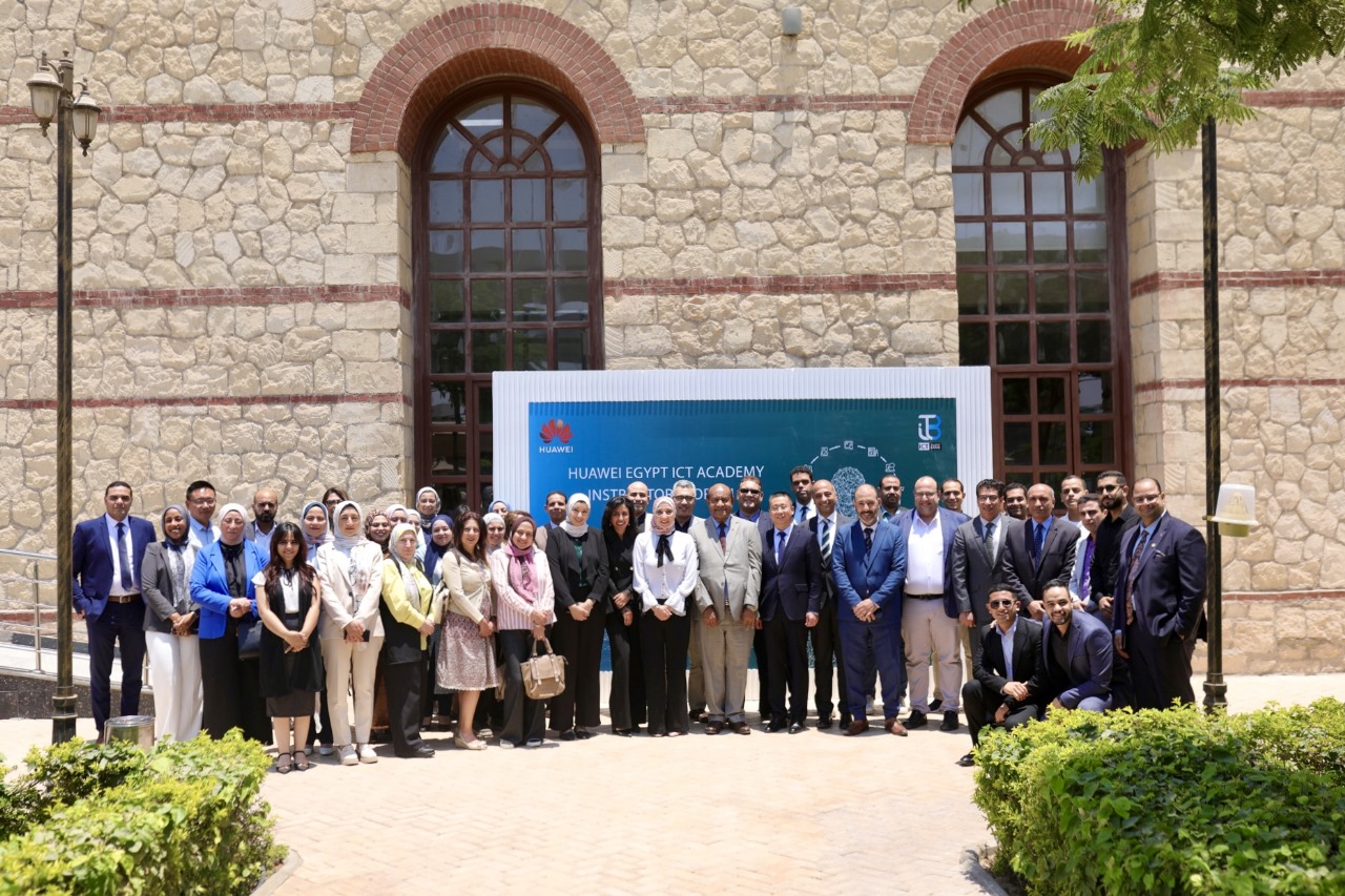 هواوي تتيح تعلّم الذكاء الاصطناعي مجانًا وتوقّع 3 اتفاقيات مع جامعات مصرية