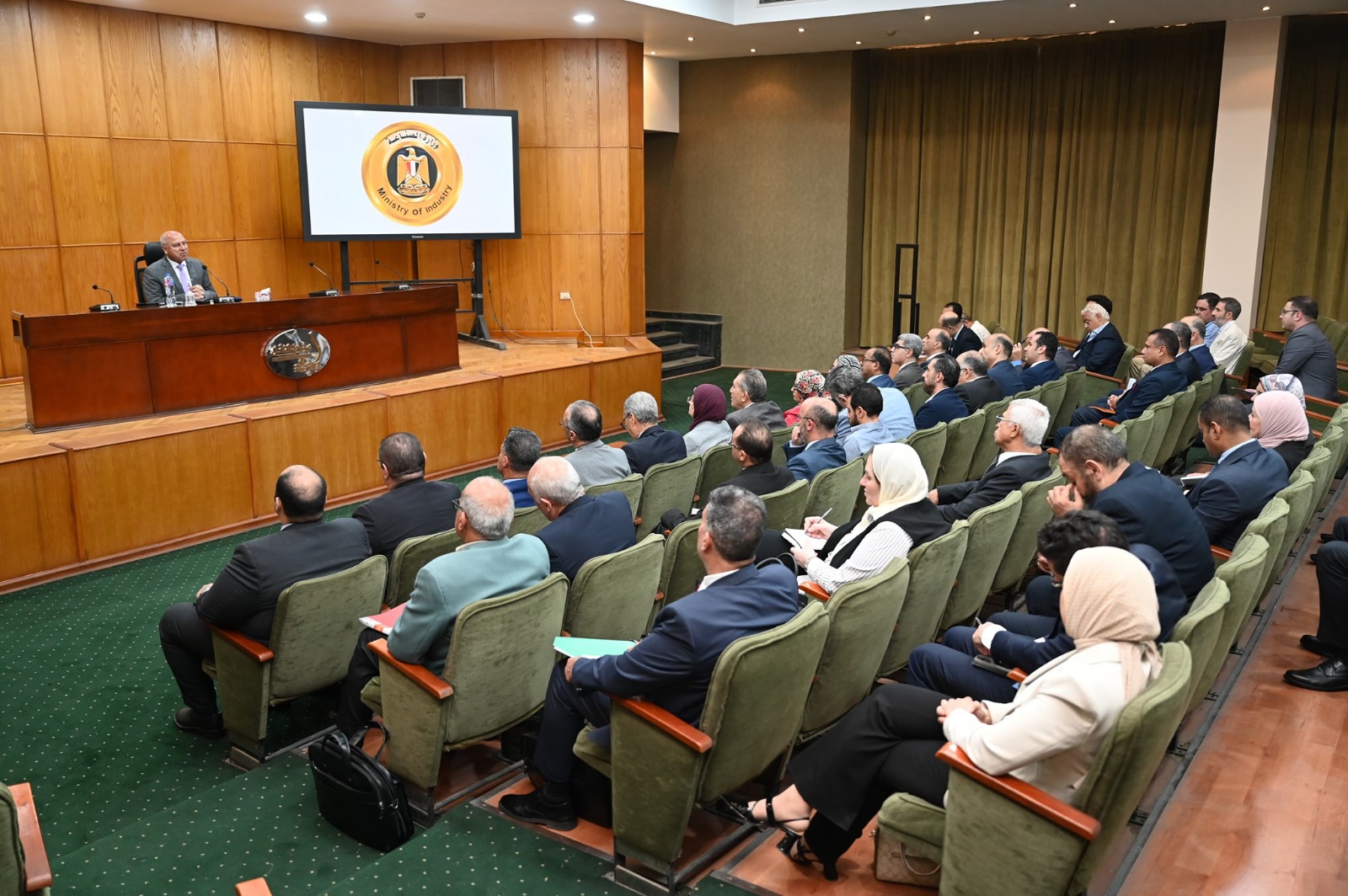 الحكومة : شهر مهلة لمنتجي الأسمنت لتشغيل خطوط الإنتاج المتوقفة