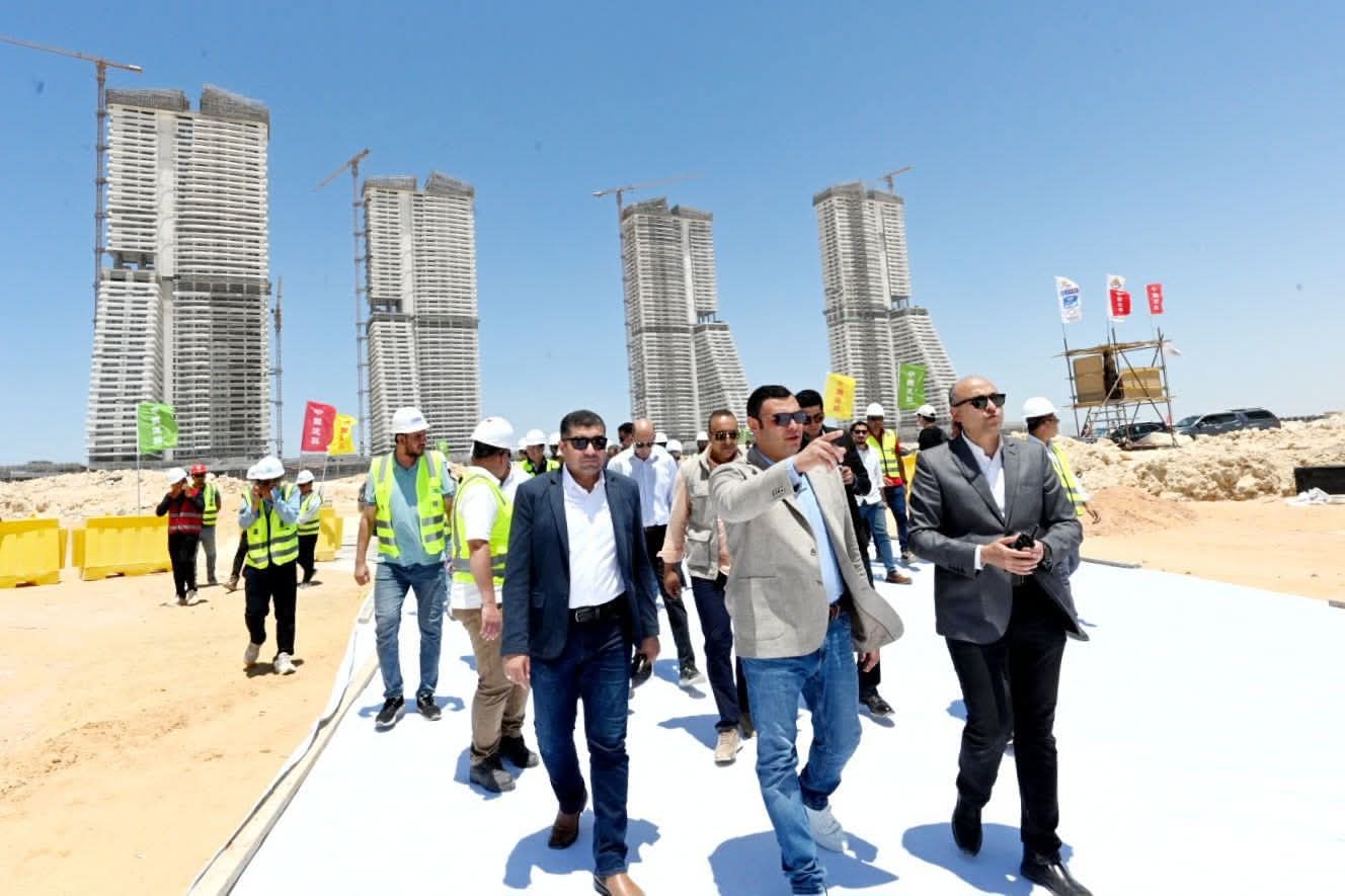وزير الإسكان يتفقد موقف تنفيذ أبراج الداون تاون وبحيرات العلمين الجديدة