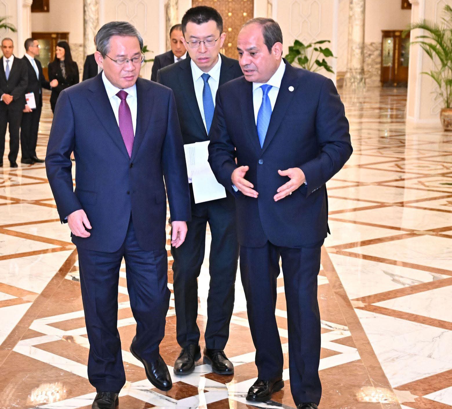 السيسي : نتطلع لجذب مزيد من الاستثمارات الصينية في قطاعات الطاقة والسيارات الكهربائية