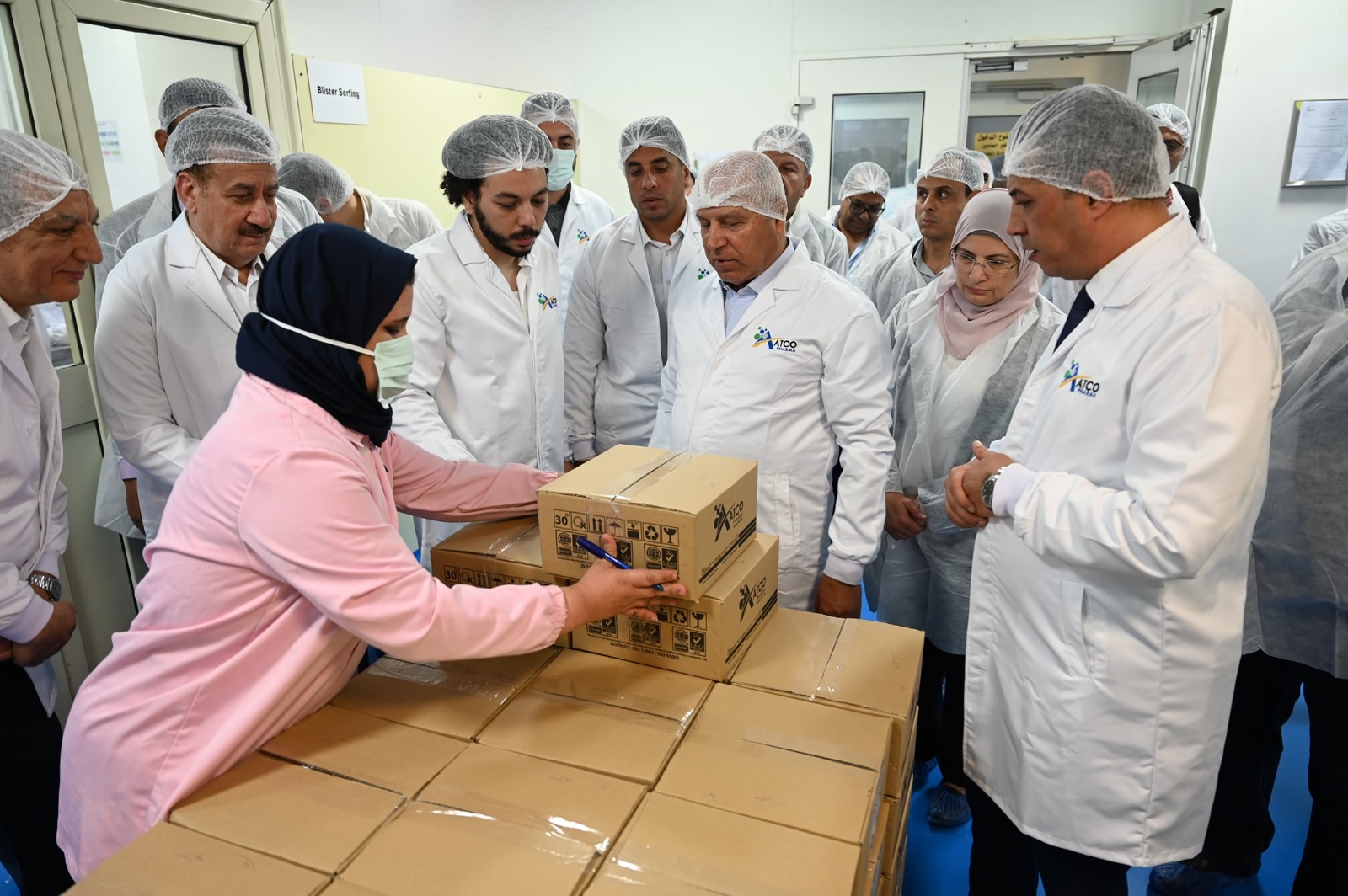 الوزير يفتتح مصنعا لإنتاج الزجاج الهندسي .. ويضع حجر الأساس لمصنع ثلاجات بمجموعة العربي