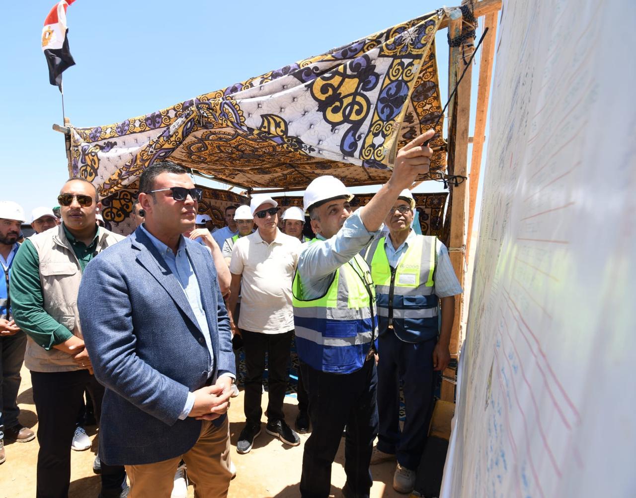 وزير الإسكان يتفقد محاور الطرق ومحطة تنقية مياه الشرب الجديدة بمدينة السادات