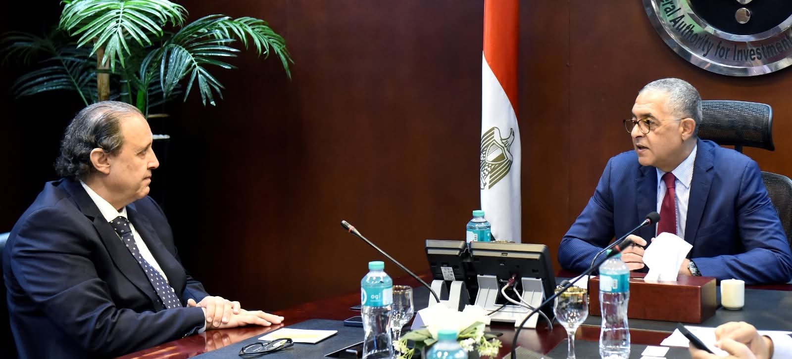 مجموعة كريستال مارتن العالمية تبحث إنشاء مصنع للمنسوجات والملابس الجاهزة في مصر