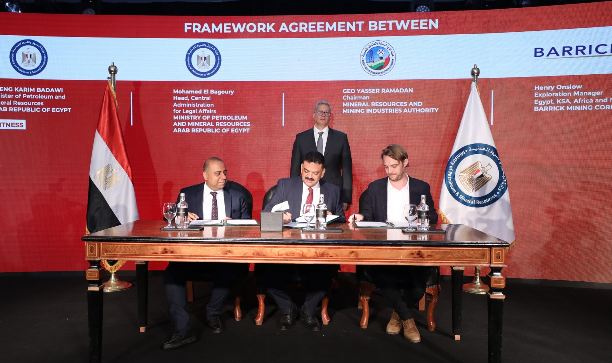 توقيع اتفاقيتين جديدة مع سنتامين وباريك جولد لتعزيز استثمارات الذهب والمعادن