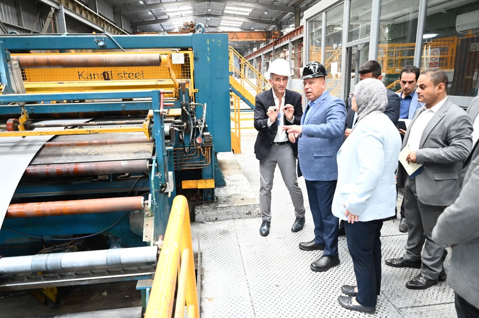 الوزير يتفقد 3 مصانع متخصصة في الصناعات الغذائية والمعدنية ومواد البناء بالعبور الصناعية