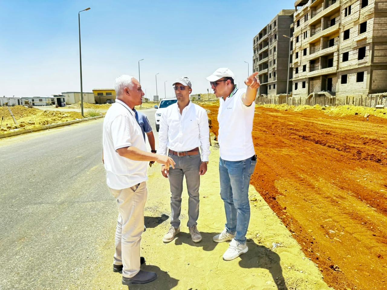 رئيس جهاز مدينة القاهرة الجديدة يتفقد مشروعات الإسكان و تطوير الطرق