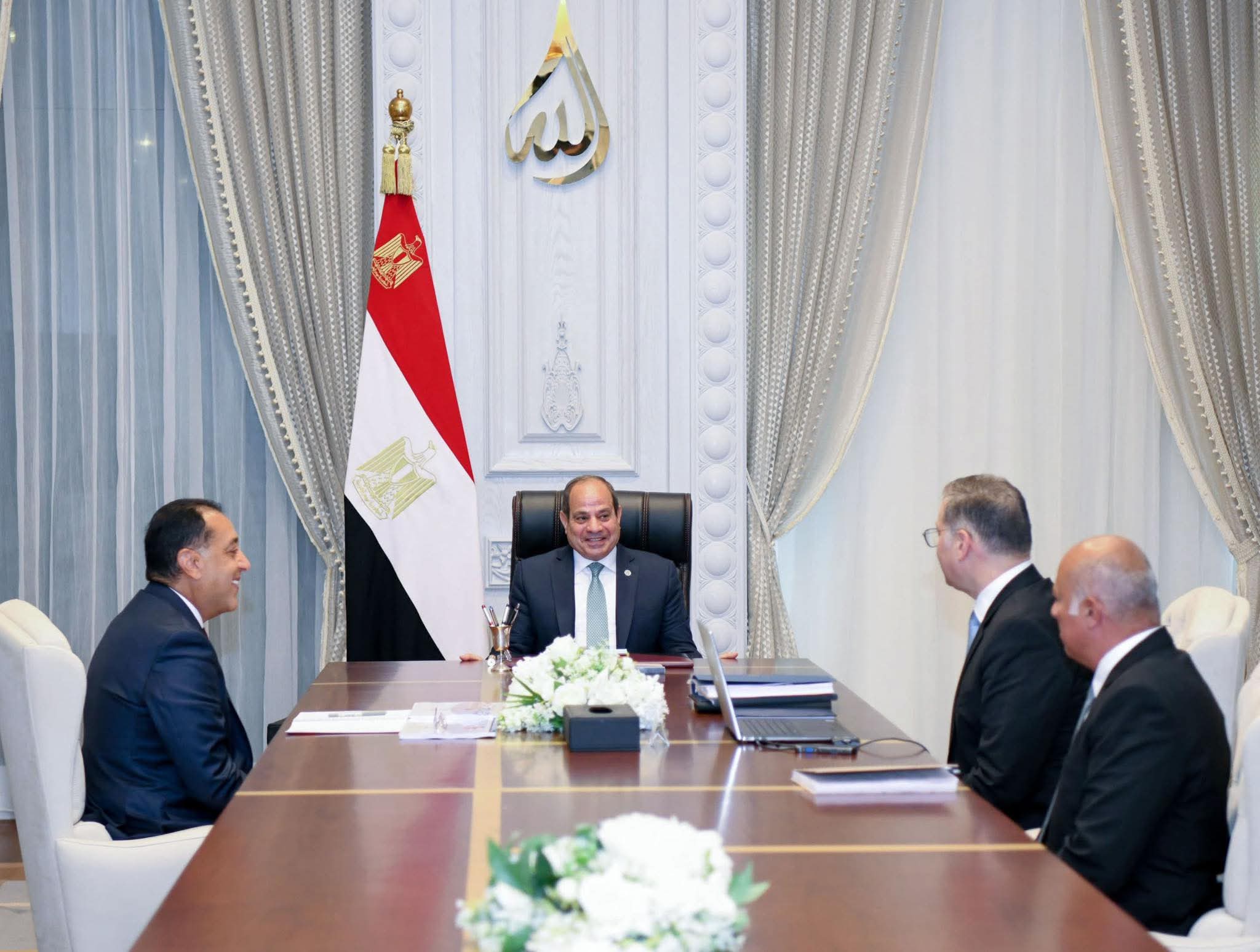 السيسي : تھیئة البیئة الاستثماریة الجاذبة لرءوس الأموال الأجنبیة والوطنیة دعماً لإنتاج البترول