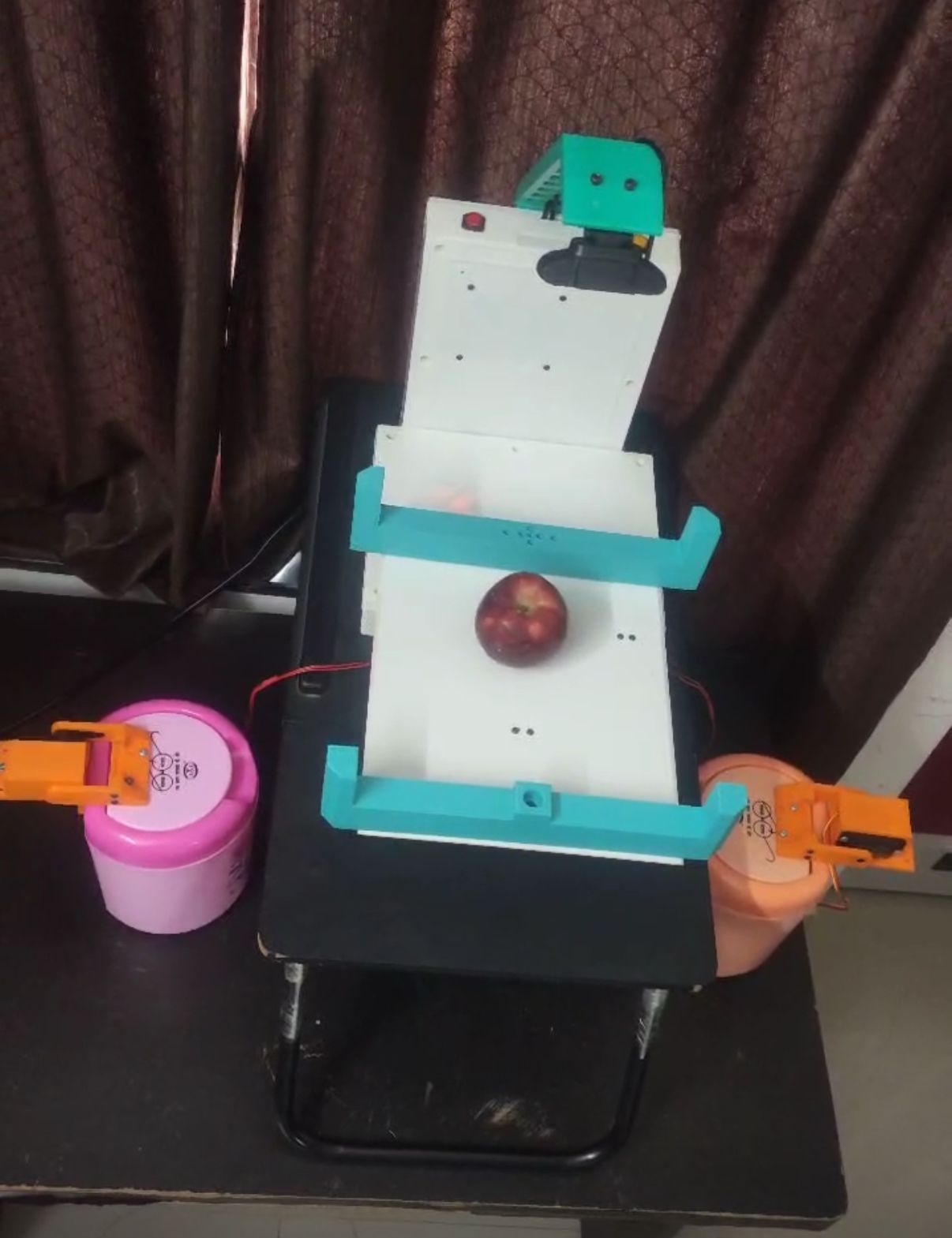 فتاه عربيه تبتكر جهاز ذكي يعمل بتقنيات   الذكاء الاصطناعي لفرز  النفايات تلقائياً