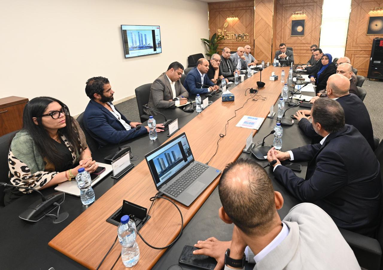 وزير الإسكان يتابع تسويق مشروعات المدن الجديدة ويجتمع مع "فاوندرز للتطوير"