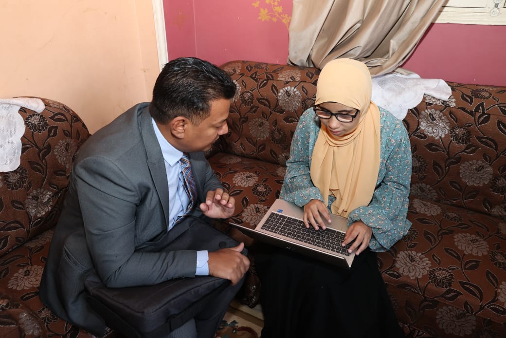 Hagar Hossam receives laptop from Communications Ministry