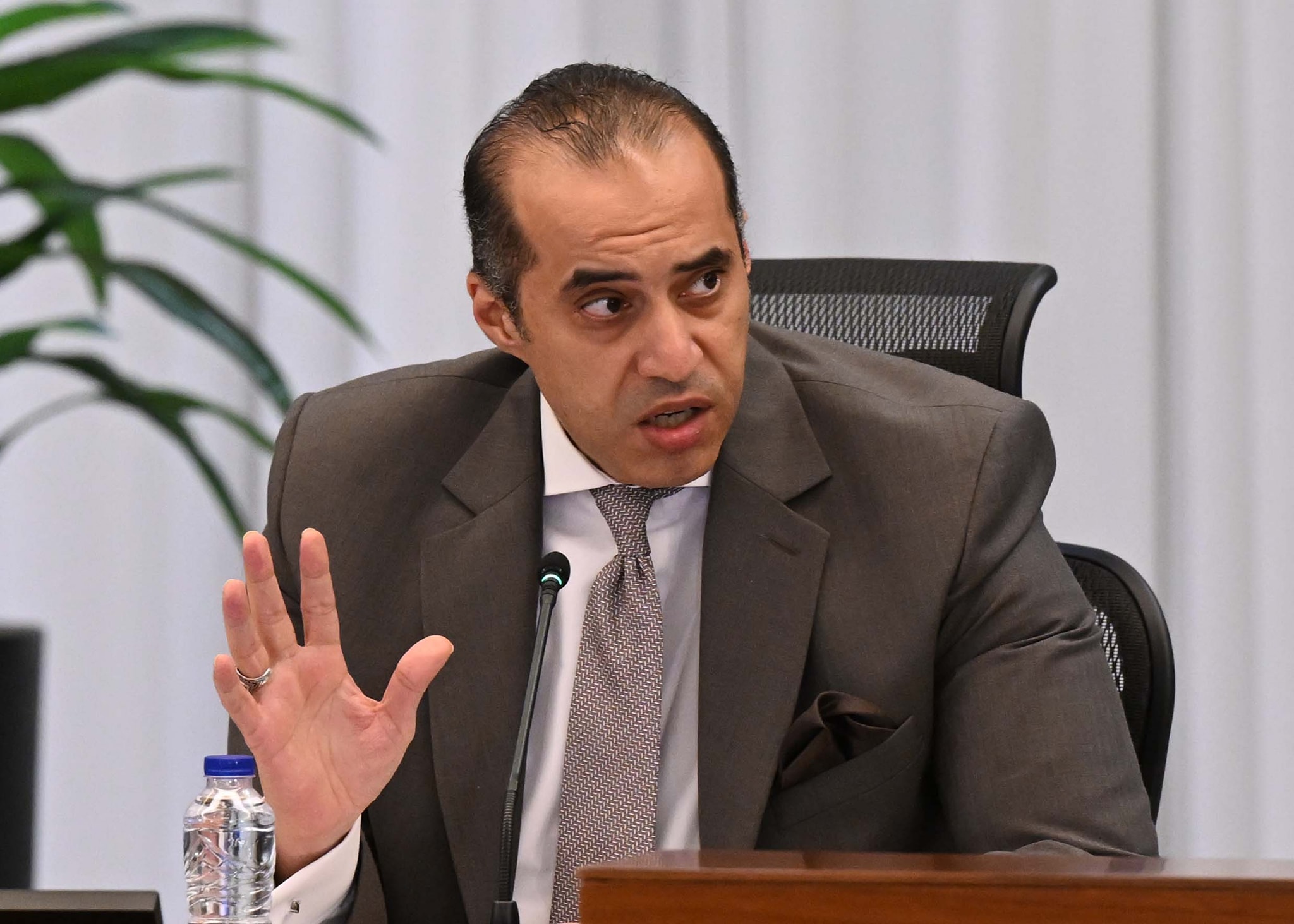 وزير الشئون النيابية: الدولة ملتزمة بتوفير السكن الملائم للحالات المستحقة