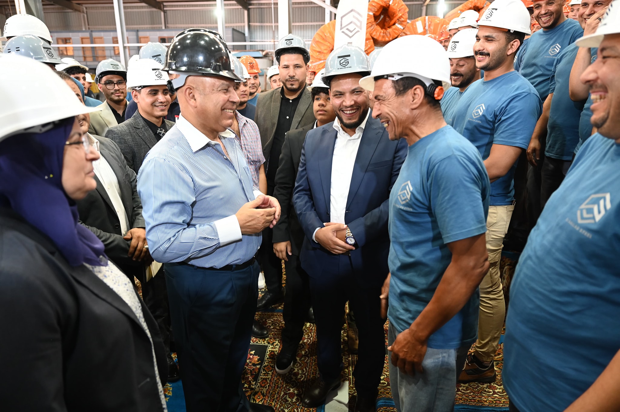 الوزير يتفقد 6 مصانع متخصصة في درفلة الصلب وإنتاج النسيج بالعاشر