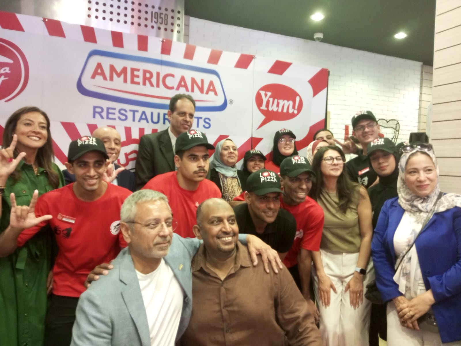 أمريكانا وبيتزا هت تفتتحان أول فرع بإدارة موظفين من ذوي التحديات السمعية