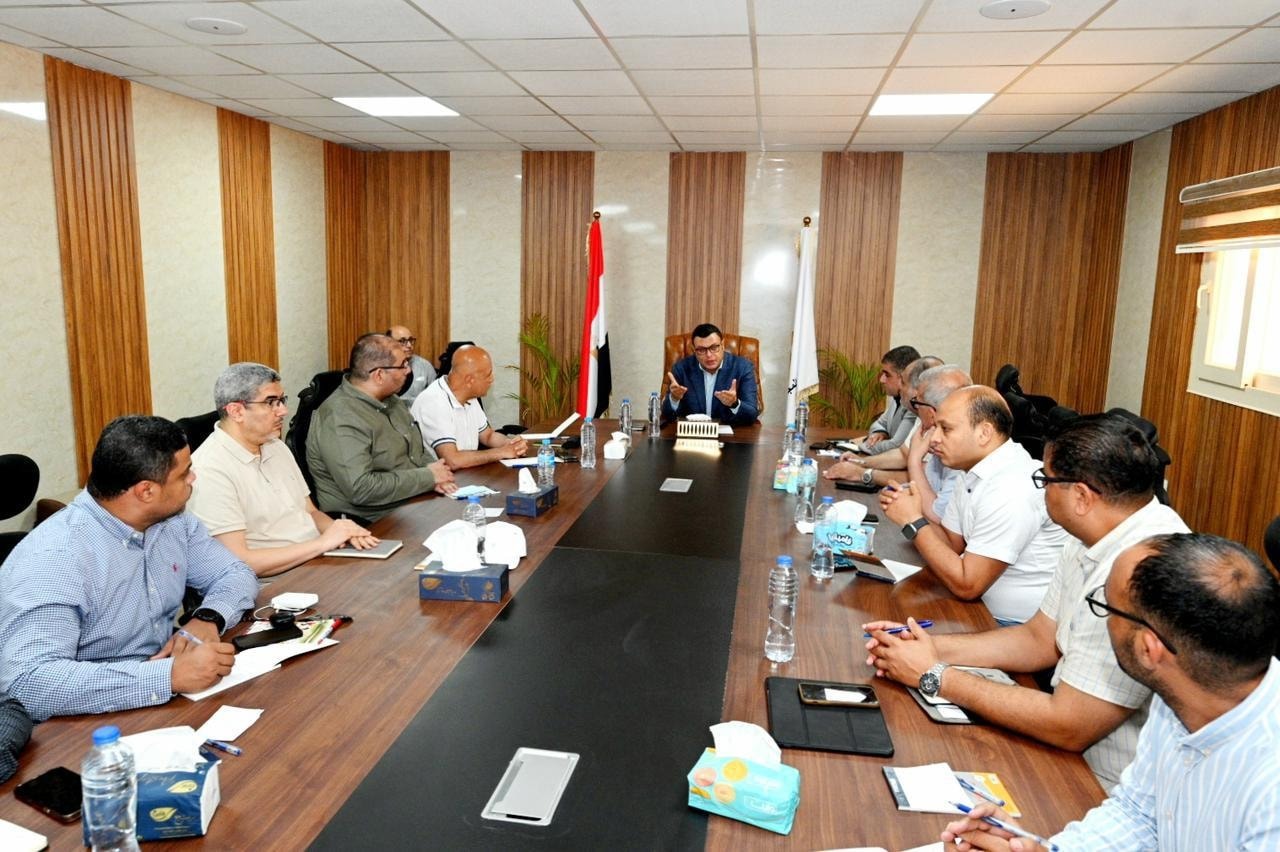 وزير الإسكان في رأس الحكمة لمتابعة موقف المشروعات التنموية بالساحل الشمالي الغربي