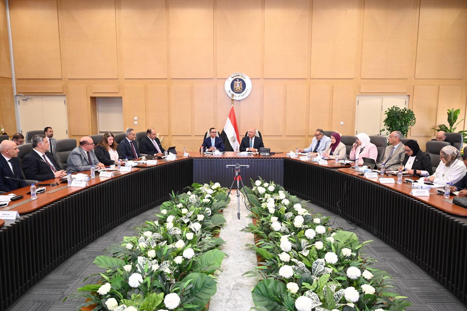 وزير الصناعة يبحث مع مصنعي الأسمنت الإنتاج وتراجع الأسعار