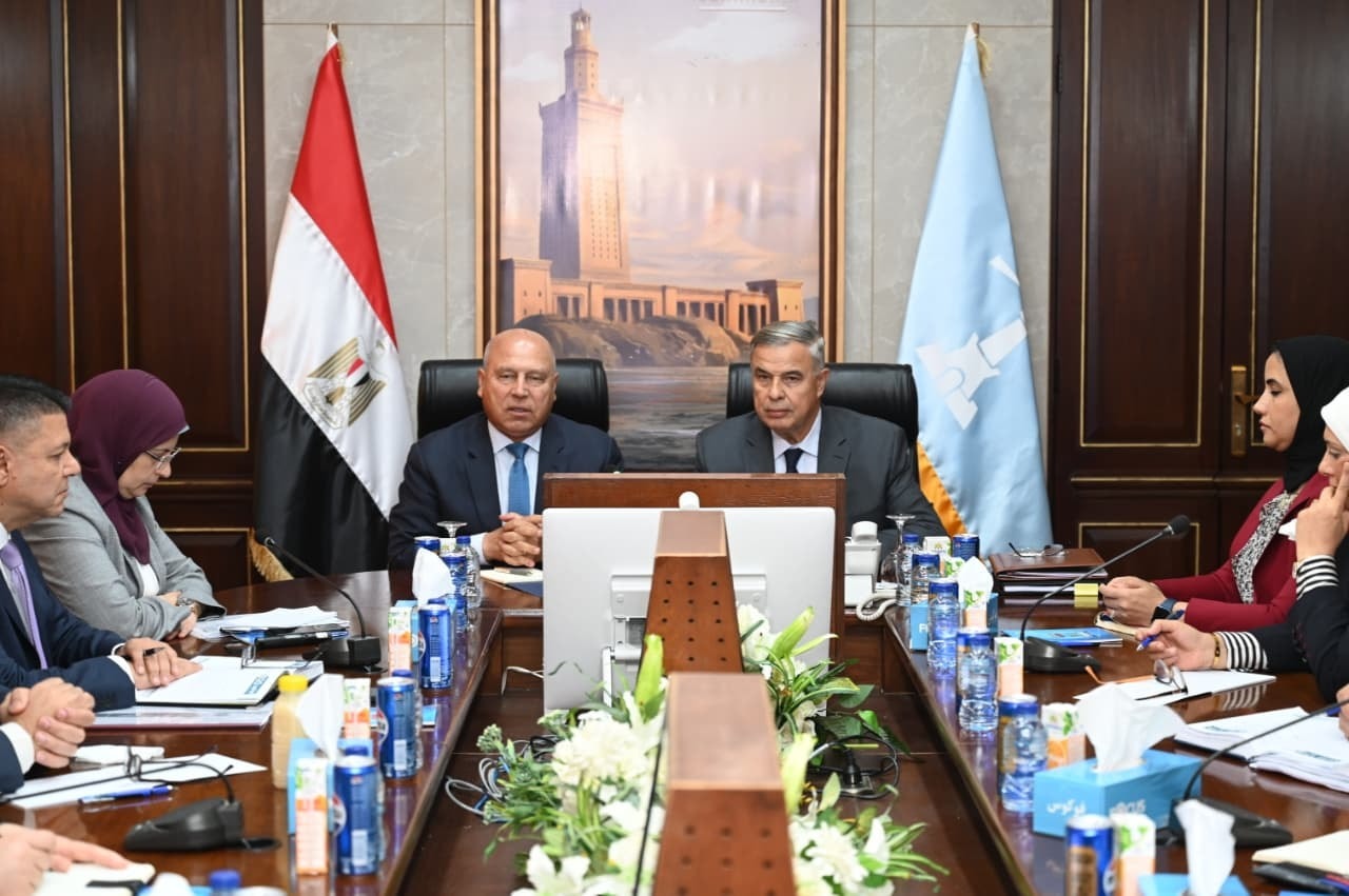 الوزير يعد مستثمري ومصنعي الإسكندرية بحل مشكلاتهم