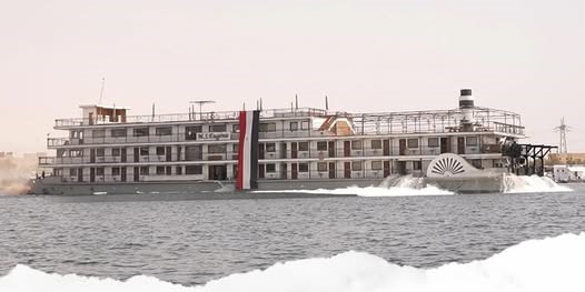 إنزال فندق أوجيني العائم إلى المياه بأسوان