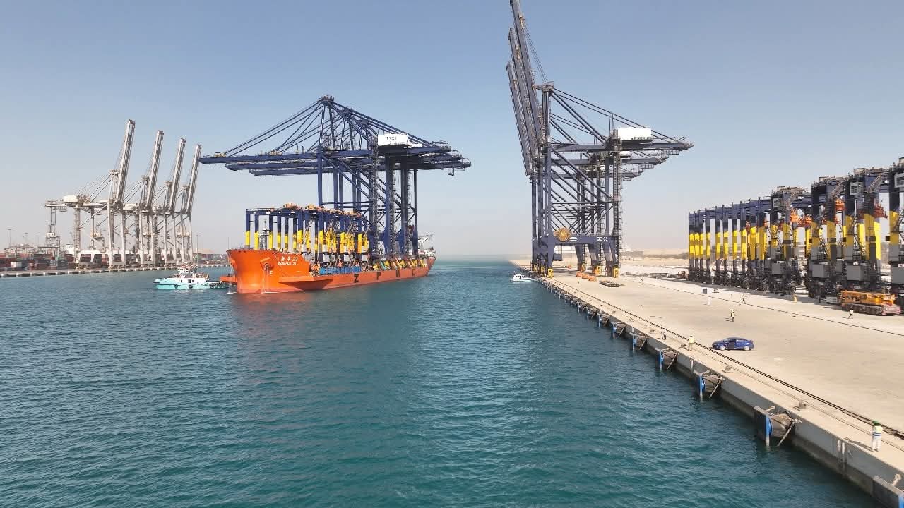 Specialized vessel ZHEN HUA 23 arrives at Hutchison Terminal in Sokhna