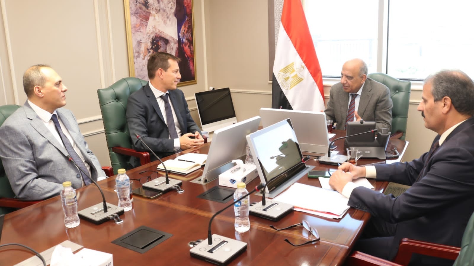 مباحثات مع شنايدر إلكتريك لتحسين كفاءة استخدام الطاقة في المصانع