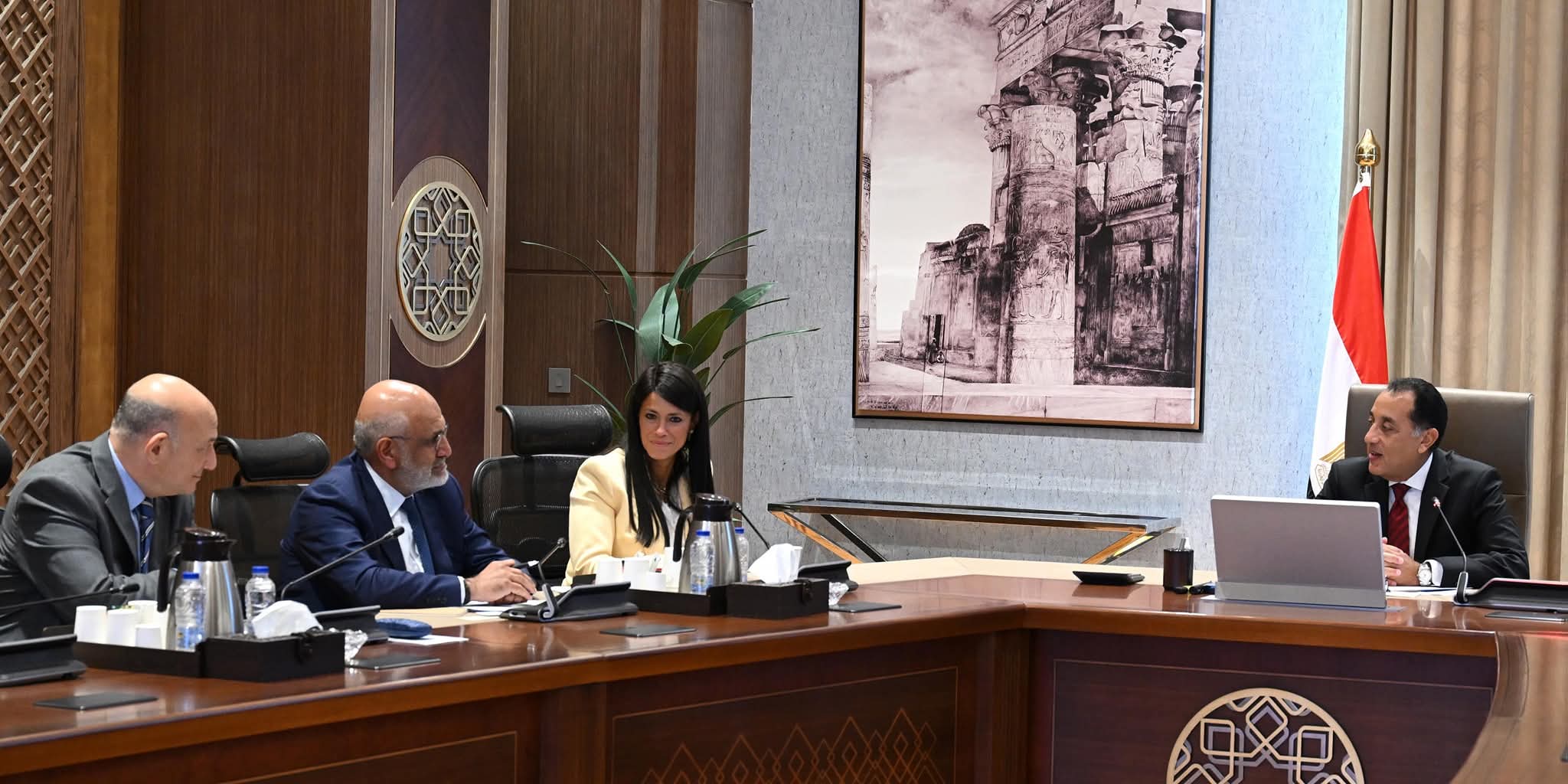 رئيس الوزراء يلتقي المدير التنفيذي لمصر بمجموعة البنك الدولي