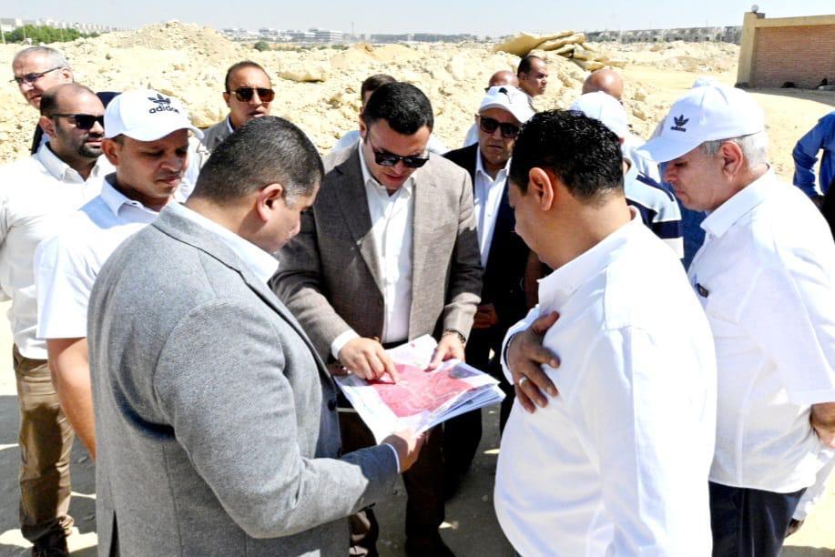 وزير الإسكان يتفقد محطة رفع صرف صحي الخامس شرق بمدينة 6 أكتوبر